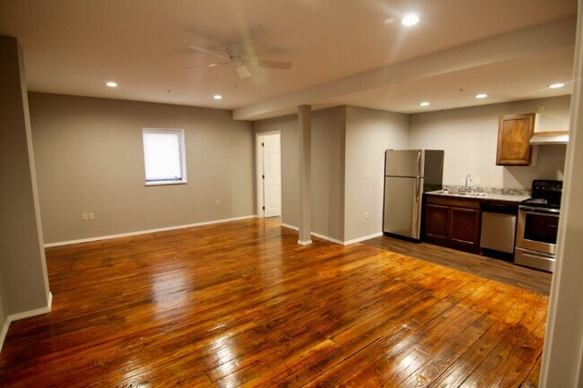 Foto del edificio - 1306 E 11th St