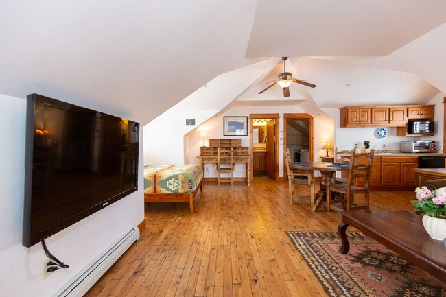 Building Photo - Fully Furnished Loft Near Hyalite