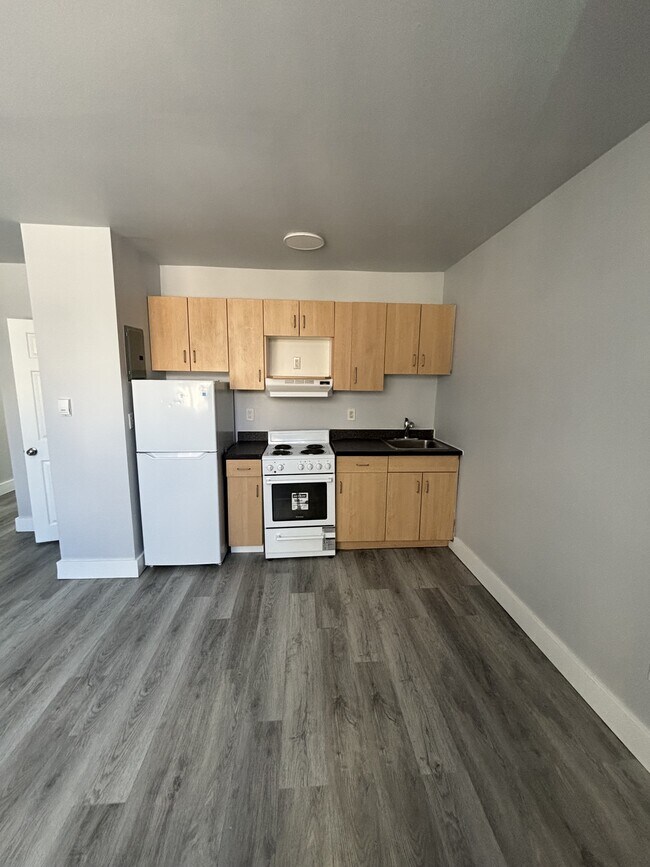 Building Photo - 570 Ellice Ave