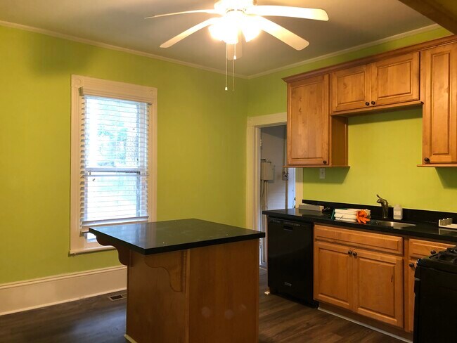 Foto del edificio - 713 Morehead Ave