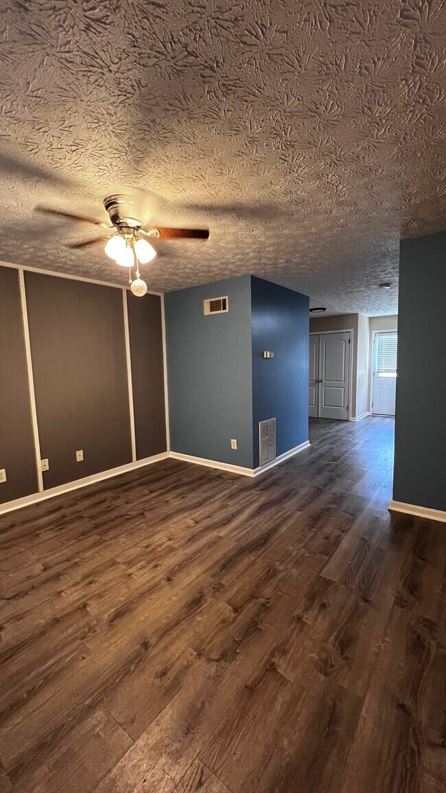 Foto del edificio - 128 Dusty Creek Ln