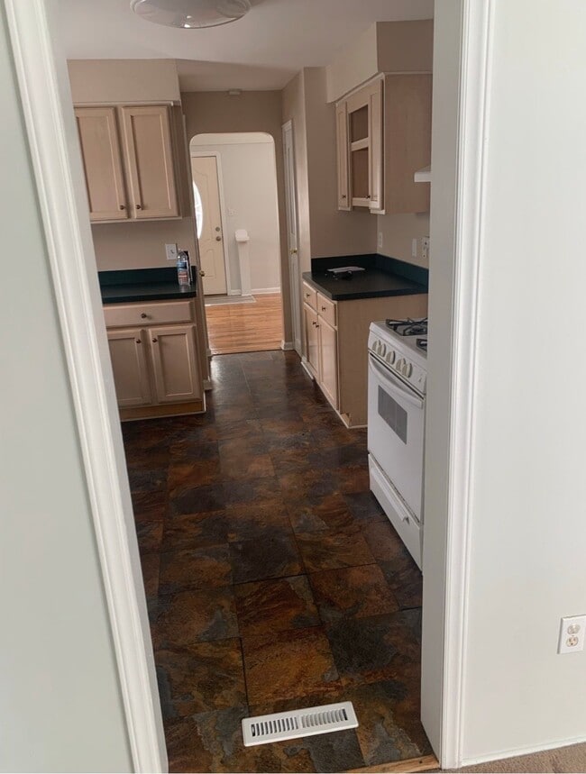 Building Photo - 8326 Fernhill Ave