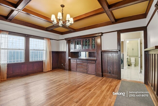 Building Photo - 1610 W 36th Pl