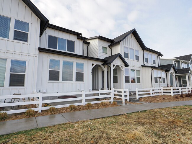 Foto del edificio - Townhome in West Jordan