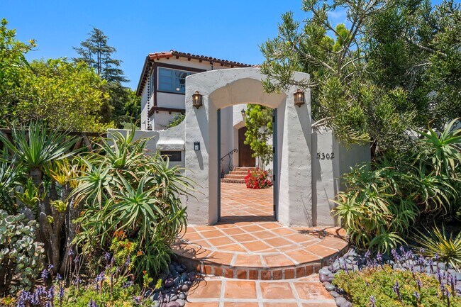 Foto del edificio - Kensington Exceptional Location 4Bed 3.5 Bath Private Gated Spanish Estate like property