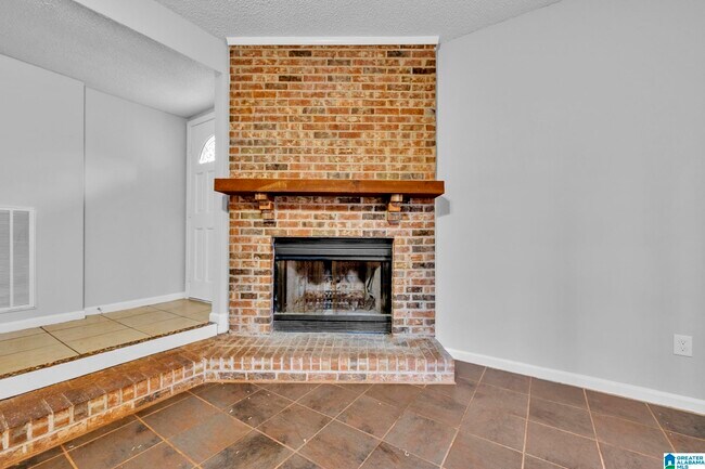 Building Photo - 2170 Cheshire Dr