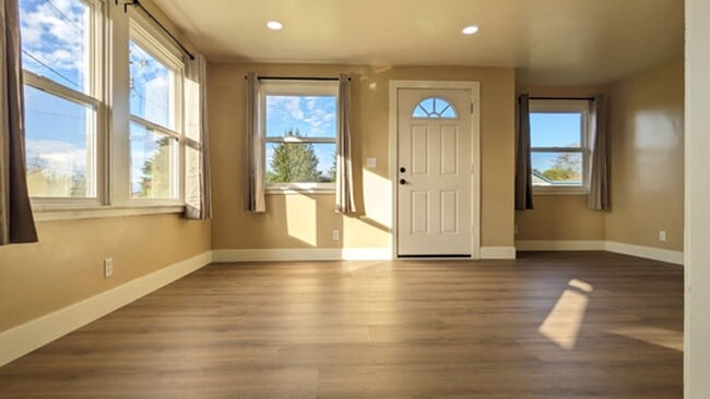 Building Photo - Cute Remodeled Arcata Home