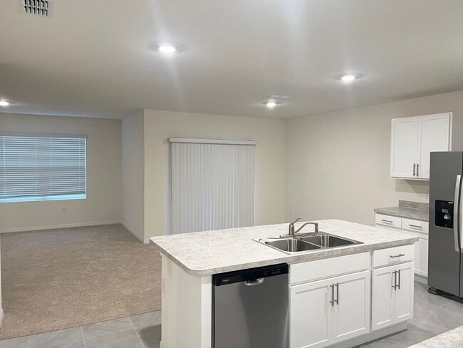 Building Photo - 4 BEDROOM 2 BATHROOM HOUSE FOR RENT