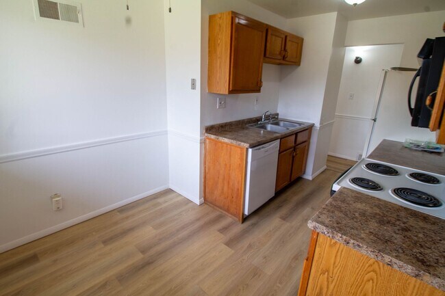 Building Photo - 3 bedroom 2 bathroom Ranch