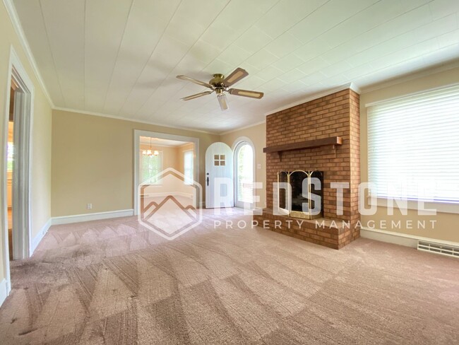 Building Photo - 3 Bedroom, 2 Bath - House