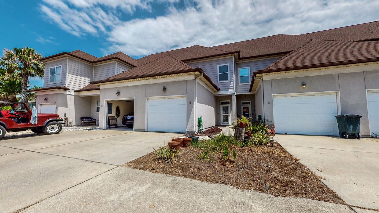 Primary Photo - Two Bedroom Townhome w/garage located sout...
