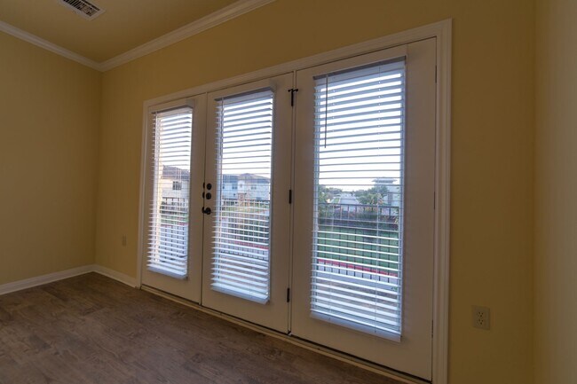 Foto del edificio - Town Centre Condo close to Dell and Shoppi...