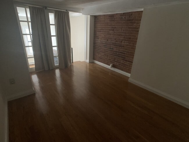 Building Photo - 317 Beacon St