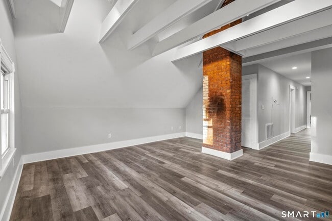 Building Photo - 548 Ferry St