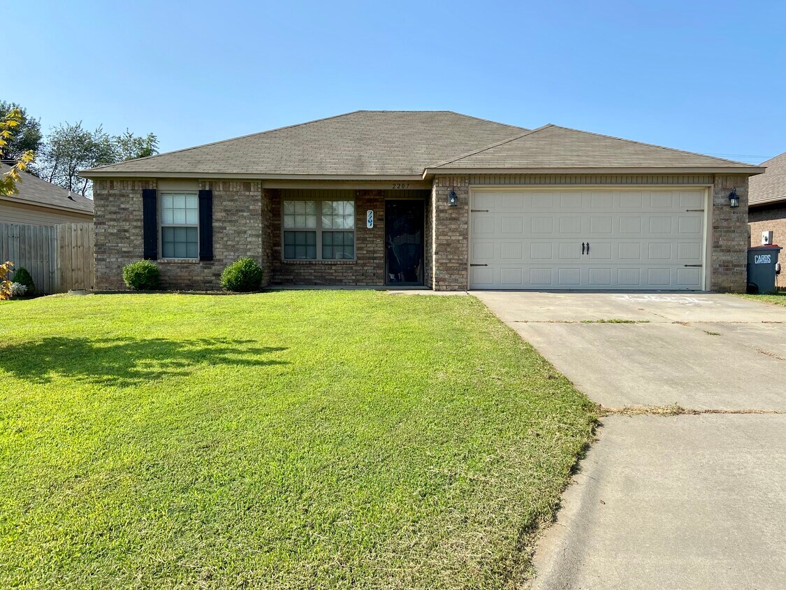 Primary Photo - 2207 Regency Ln