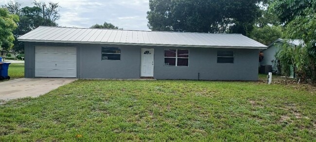 Building Photo - 605 18th Ct