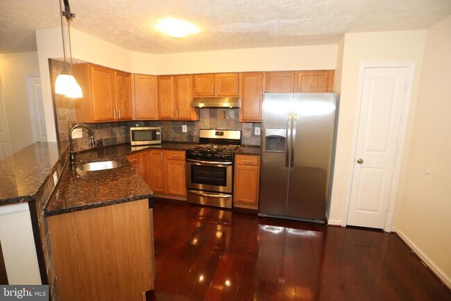 Foto del edificio - 1822 Triple Feather Rd