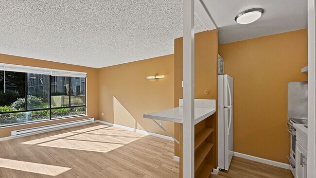 Foto del edificio - Brand New Studio with your Own Patio and Morning Sunlight!