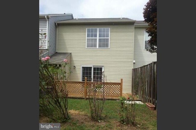 Building Photo - Fairview Commons - Adorable Updated Townhome