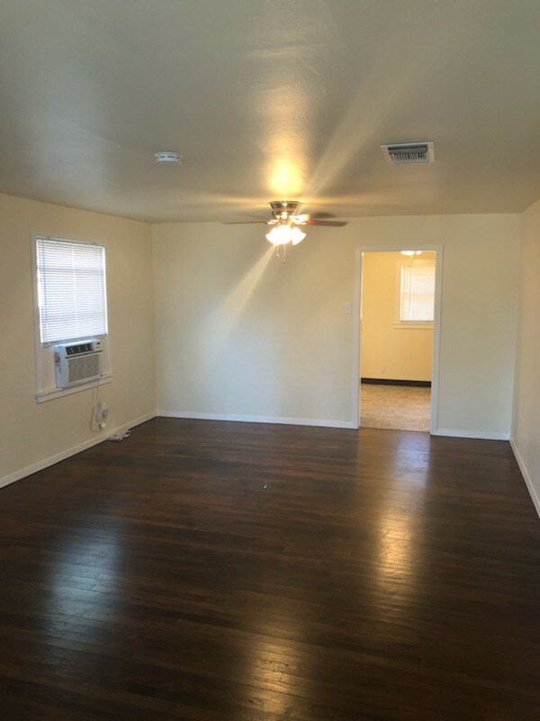 Building Photo - 1340 N Green St