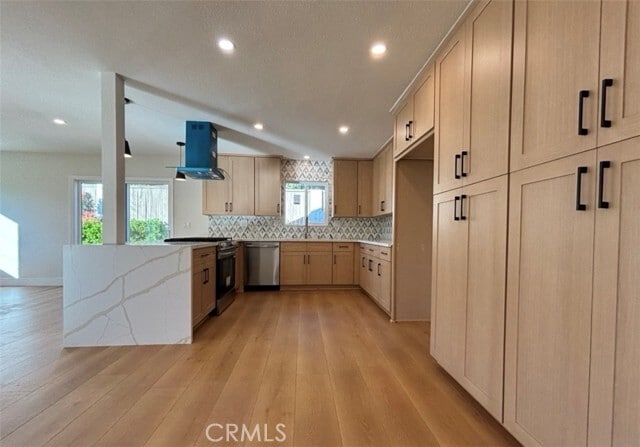 Foto del edificio - 6210 Halstead Ave