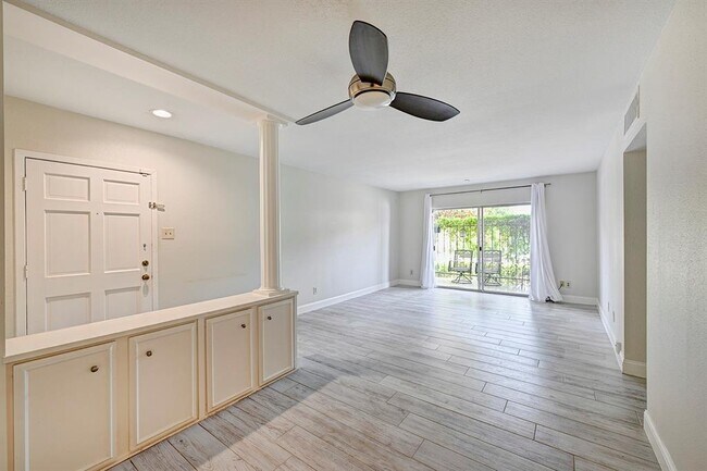 Building Photo - 2230 S Piney Point Rd