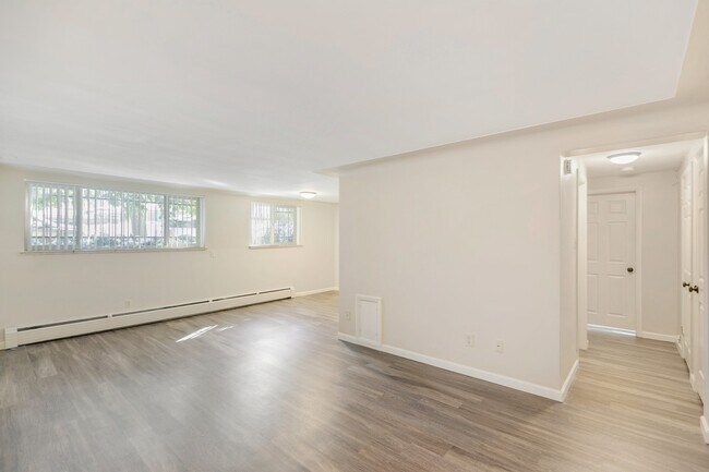 Building Photo - 895 Dahlia St