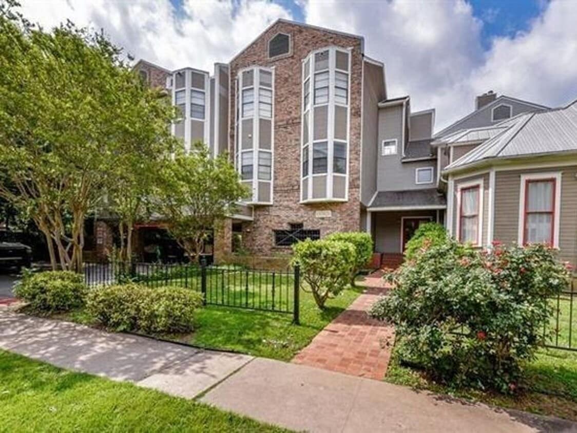 Building Photo - 1/1 Condo in Gated Community