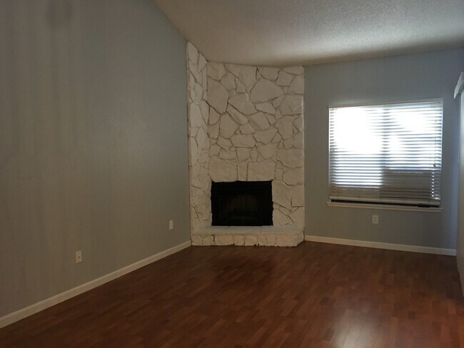 Building Photo - Large Comfortable Sparks Town Home with a ...