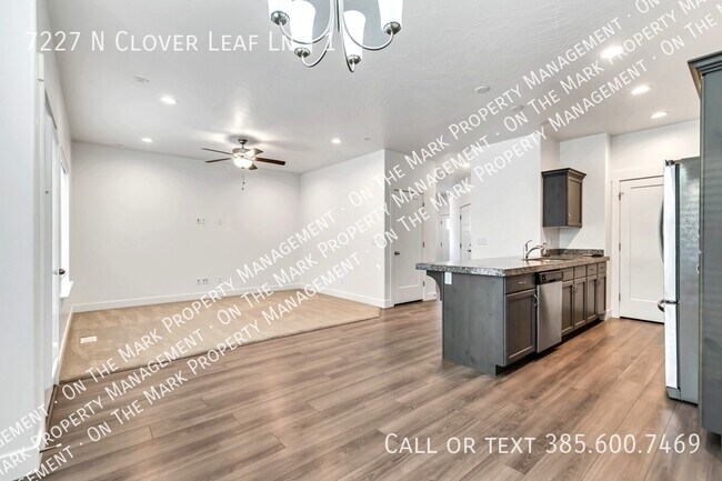 Foto del edificio - 7227 N Clover Leaf Ln