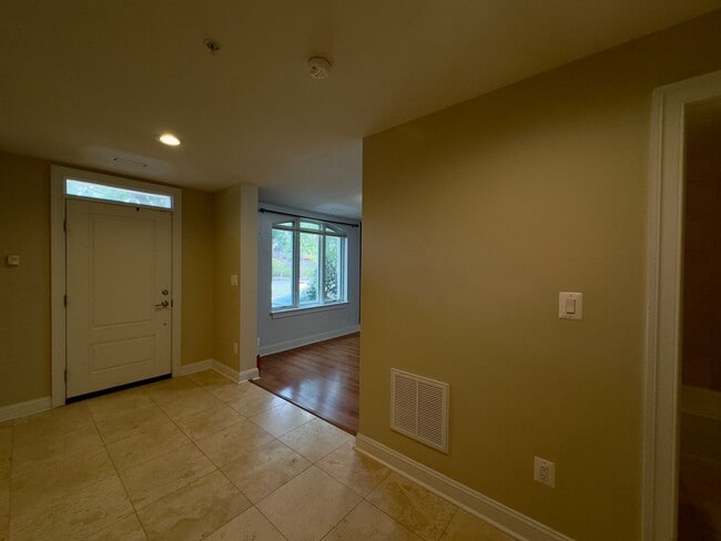 Building Photo - Elegant 3Bed/3.5Bath Townhome with Attache...