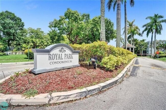 Building Photo - 116 Royal Pk Dr