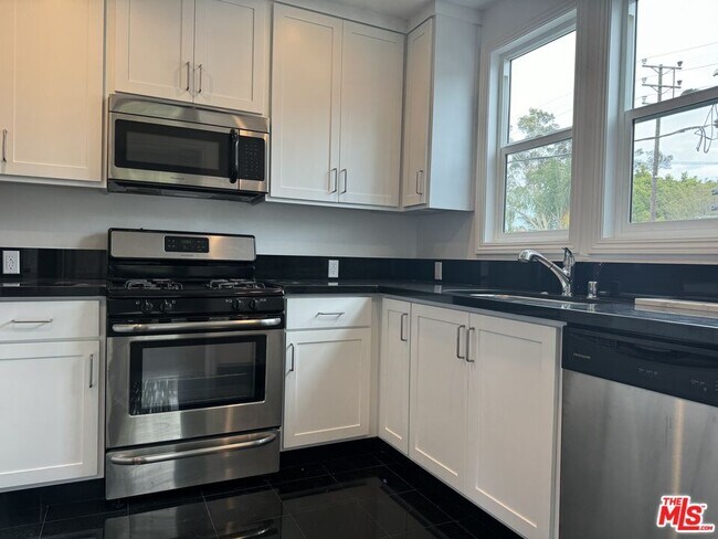 Foto del edificio - 5861 Whitworth Dr