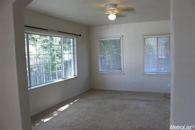 Foto del edificio - Charming 2 Bed, 2 Bath Home with Private D...