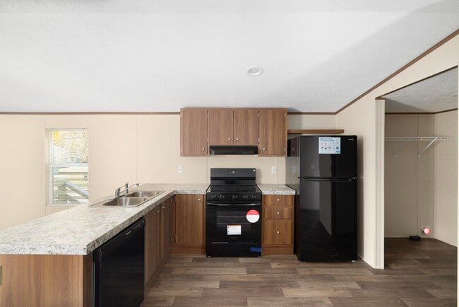 Building Photo - 100 Burrow Ln