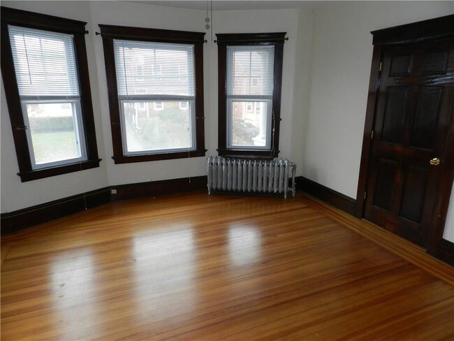 Building Photo - 319 Broadway