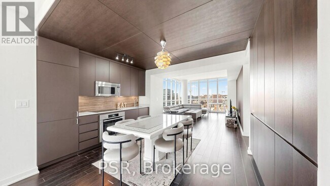 Building Photo - 10 Capreol Ct