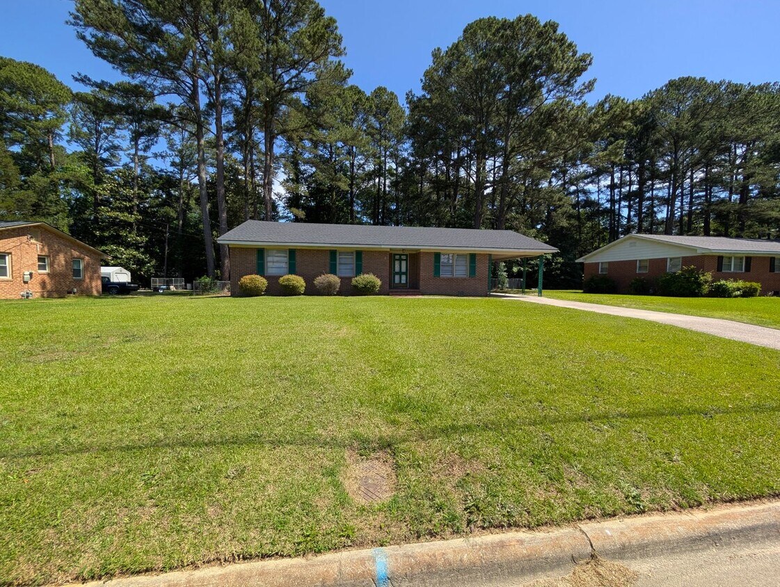 Foto principal - 3 Bedroom, 1.5 Bath Home with HVAC & Fence...