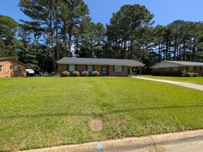 Building Photo - 1720 Woodside Dr W
