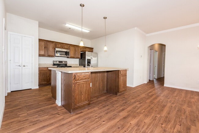 Foto del edificio - Great 3 bed/2 bath Home Backing onto Holland Park Recreation Area/Trail!!