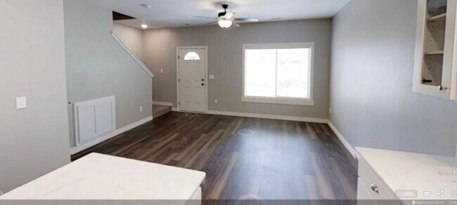 Planta principal, sala familiar - 565 Pioneer Rd