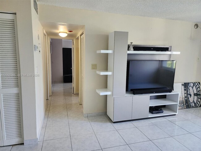 Foto del edificio - 250 180th Dr