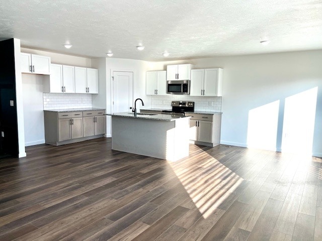 Open Concept Kitchen - 800 Hoffman Hills Blvd