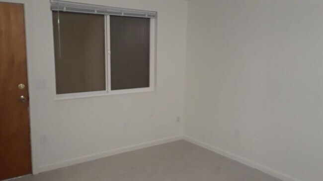 Building Photo - 3913 NE Rova Rd