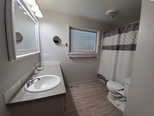 Foto del edificio - Tri-Level Kennewick Home with Dual Fireplaces