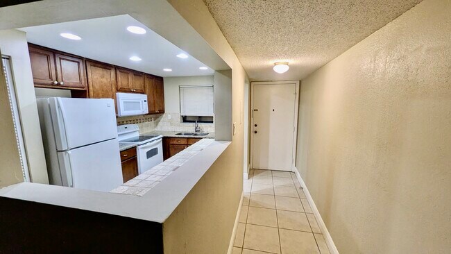 Foto del edificio - 3017 Riverside Dr