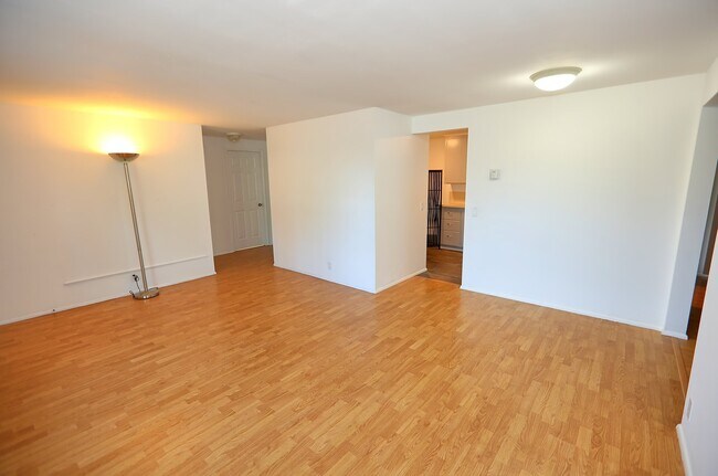 Building Photo - Cozy 2 Bedroom w/Den on Large Lot!