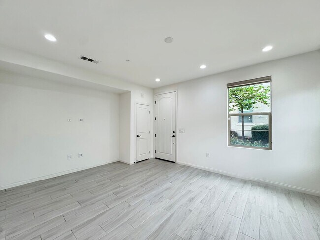 Building Photo - Beautiful 3B/2.5BA Townhome in 4S Ranch!