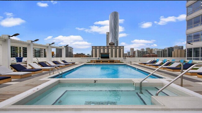 Foto del edificio - 700 W Adams St
