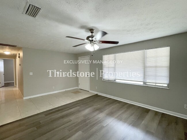 Building Photo - 2569 Kershaw Dr W